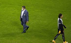 El día de hoy se acaba una época en el américa, ya que se ha decidido destituir a miguel herrera del banquillo azulcrema. Miguel Herrera Y Guillermo Ochoa Habrian Tenido Acalorada Discusion Futbol Rf