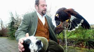 Mais quand on est garde des sceaux, le moindre mot. Eric Dupond Moretti N A Pas Honte D Etre Chasseur Et Signe Une Preface Au Vitriol Pour Willy Schraen