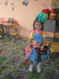 Băieții trebuie să fie designeri și să creeze ținute pentru toate fetele, urmând că acestea. Rochie Materiale Reciclabile 2 Didactic Ro