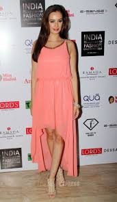 Actress evelyn sharma who played the role of lara in the popular film yeh jawaani hai deewani definitely caught everyone's attention after ranbir kapoor and deepika padukone. Kaal Vivek And Kaya Kangana S Busy Wednesday Fashion Peach Dress 2014 Fashion