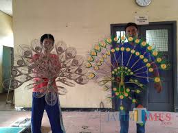 Dapat juga anda simpan buat penyemangat kalian sendiri. 500 Gambar Burung Merak Dari Koran Bekas Terbaru Gambar Hewan