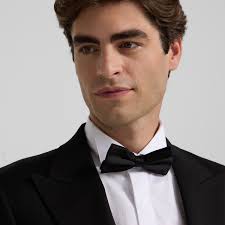 Traje Negro Camisa Negra Con Pajarita Roja Traje Camisa Pajarita Camisa  Negra Traje Con Fajin Y