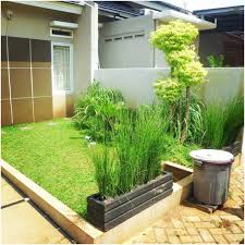 Menata taman depan rumah sederhana bisa dilakukan dengan memaksimalkan area teras 45 Desain Taman Depan Rumah Minimalis Untuk Lahan Terbatas Calonarsitek Com