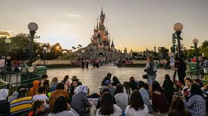Discover 2 disney parks, 7 disney hotels, a golf course and disney village for even more magic and fun. Les Cdi De Disneyland Paris Vont Voir Leur Organisation De Travail Modifiee Disneyland Paris Bons Plans