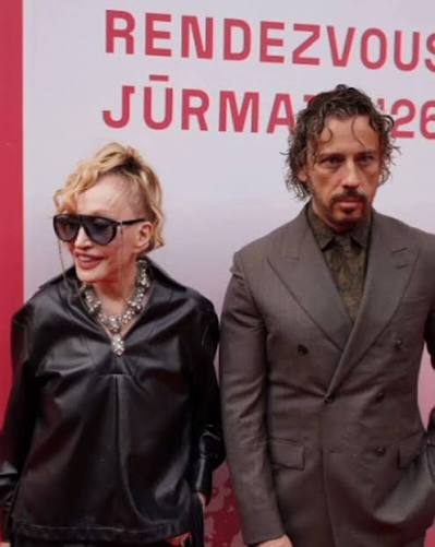 🎤 Алла Пугачёва и Максим Галкин появились на открытии фестиваля Laima Rendezvous Jūrmala Звёздная пара стала главными гостями первого дня фестиваля в Юрмале. Появление Пугачёвой и Галкина на | NEXTA