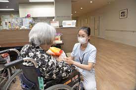 介護施設でのアルバイトが試験にも仕事にも活かせた｜福岡県介護情報ひろば | 福岡県保健医療介護部高齢者地域包括ケア推進課