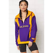 Entsprechend eng hängt auch die geschichte der amerikanischen sportbekleidung mit der entwicklung von baseball zusammen Forever21 Nba Lakers Anorak Jacket 32 Liked On Polyvore Featuring Outerwear Jackets Purple Jacket Woven Jacket Col Nba Outfit Nba Clothes Nba Clothing
