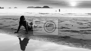 Schöne junge frau am strand. schwarz-weiß-foto. leinwandbilder • bilder  schöne, Badeanzug, Modell | myloview.de