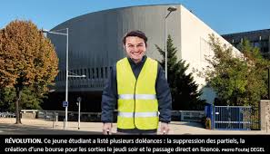 Gilet jaune a clermont ferrand. Faculte Llsh De Clermont Il Se Presente Aux Partiels Avec Un Gilet Jaune La Mentable