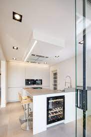 laat je wijnklimaatkast het pronkstuk zijn van de keuken en geniet altijd van een lekker glas wijn op de perfecte temperatuur bar keuken huisdesign keuken bar
