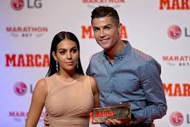 Frau ronaldo langweilt sich in turin. Georgina Rodriguez Vorsicht Ronaldo Dieser Bikini Kracher Ist Sogar Fur Dich Zu Heiss News De