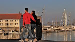Are you just dating, or are you in a serious relationship? What Is The Difference Between Dating And Being In A Relationship