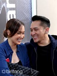 Demian dan sarah wijayanto puasa bersama. Cerita Cinta Demian Aditya Dan Sara Wijayanto Entertainment Fimela Com