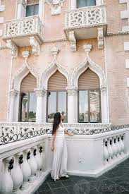 Beautiful lady watching the famous hotel in Las Vegas, standing in the busy  city. Famous tourist attraction in USA on vacation in Las Vegas. 30199961  Stock Photo at Vecteezy