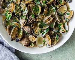 Steamed Baby Clams with White Wine and Lemon
