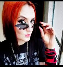 Eunice Lewis Velasco es Química Farmacobiologa, Especialista en  Microbiología con Maestría en Biotecnología. Ha sido investigadora  científica y siempre soñadora empedernida y lectora compulsiva. Apasionada  de la escritura y aprendizaje persistente en