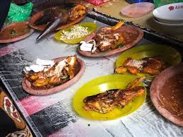 Buat sambal pencit dengan cara campurkan semua bahan. Mencicipi Ayam Bakar Ibu Nasuha Dengan Sambal Khas Madura Yang Lezat Kumparan Com