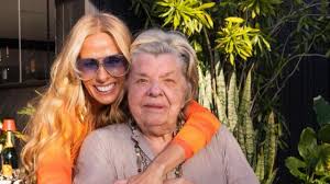 Adriane Galisteu celebra 85 anos da mãe, dona Emma, com homenagem emocionante