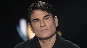 Sal Da Vinci, il duello (demenziale) con Fiorello a colpi di ‘rottura’. E nel mirino finiscono anche Rocío e Raoul Bova