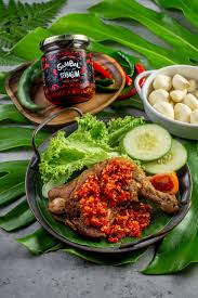 Apalagi bagi pencinta masakan pedas. Ayam Geprek Lalapan Apa Bezanya Dengan Ayam Geprek Lain Sambal Lalapan