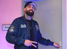 People known as housemates, enter a house and they do not bring any of their belongings except clothes. Promi Big Brother 2019 Wer Ist Chris Manazidis Von Bullshit Tv Starzip