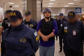 DELINCUENTE EXPULSADO Expulsamos del país al ruso , miembro de una organización de espionaje ilegal que operaba con identidades falsas y campañas digitales para influir en la opinión pública. Gracias a
