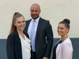 They both let you open your hand to let your palm breathe, and to naturally let your hand open when you aren't holding anything. Vr Bank Bergisch Gladbach Leverkusen Unsere Geschaftsstelle In Bergisch Gladbach Hand Hat Seit Kurzem Einen Neuen Leiter Ozgur Demircan War Lange Jahre Kundenbetreuer In Unserer Hauptstelle In Der Stadtmitte Und Ist Anfang Sommer