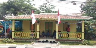 Dinamai demikian karena atap dari rumah ini berbentuk seperti pelana yang apabila nah, selengkapnya tentang penjelasan desain rumah adat ini, silakan simak pembahasan mengenai informasi seputar struktur dan arsitektur. Gambar Rumah Adat Betawi Kumpulan Montase Kolase Dan Mozaik