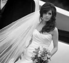 When it comes to wedding hairstyles for girls, nothing can be more romantic and beautiful than soft curls cascading the shoulders of a gorgeous girl. Plus Size Brides Can I See Your Wedding Hairstyles