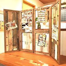 コルクボードの木枠を窓枠風に おしゃれにディスプレイ 持ち運びもおしゃれにラクラク オール100均で作っちゃった コルクボード 木枠 窓枠