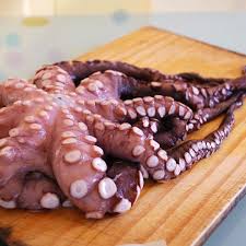 Cubre el pulpo con agua fría y colócalo sobre un fuego medio hasta que alcance el rango de temperaturas ideales; Como Y Cuanto Tiempo Cocinar Pulpo Comolococino Com