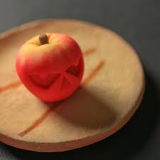 今日の和菓子はねりきりで作ったリンゴです ねりきりとは白餡に餅や芋を混ぜて作った和菓子で 茶道 で使われる 主菓子 の一種です 撮影 用に作成しました 昨日の押し棒を使ってリンゴに顔をつけてみました シュールなお菓子に japanese dessert wagashi