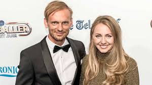 Barcelona's reserve goalkeeper jasper cillessen suffered a sprained rib during a. Siem De Jong Gaat Trouwen Entertainment Telegraaf Nl