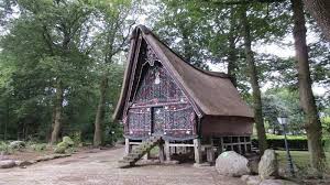 Satu rumah biasanya dihuni oleh satu keluarga sampai delapan keluarga besar batak. Wow Rumah Adat Batak Ini Sangat Populer Di Jerman Rumah Arsitektur Jerman