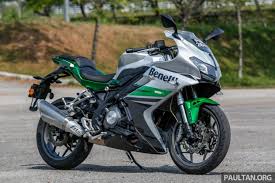 The tnt 300 is equipped with 300cc parallel twin cylinder liquid cooled engine, it has usd front fork suspensions and monoshock absorbers at the rear. Review 2017 Benelli 302r Sports On A Shoestring Paultan Org