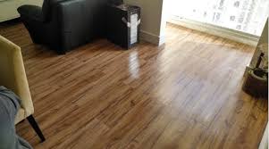 Piso en madera laminado vinilo pvc spc acquafloor en sistema de clic pega o rollo. Pisos Vinilicos Spc Acabados Arquitectonicos Jm Vinilo Spc