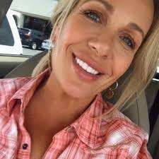 Lara Devito's Instagram, Twitter & Facebook