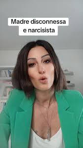Madre narcisista e disconnessa: sfide e consigli