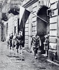 W niektórych dzielnicach walki rozpoczynają się jeszcze przed godziną. Powstanie Warszawskie Dzien Po Dniu 63 Dni Heroicznej Walki O Warszawe Zobacz Kalendarium Wydarzen I Archiwalne Zdjecia Polskatimes Pl