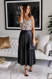 Look Comment Porter La Jupe Plissee En 2020 Photos Tenues Jupes Noires Jupe Plissee Tenues Mode