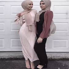 Di tahun 2016 sendiri, trend baju pengantin hasil karyanya didominasi oleh gaun dengan jubah atau model cape dress dengan kombinasi kain brokat. Muslim Lengan Panjang Maxi Abaya Gaun Warna Solid Pakaian Elegan Maroko Kaftan Gamis Turki Seksi Desain Gaun Pesta Pakaian Islamic Aliexpress