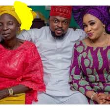 The fued between nigerian actresses, lizzy anjorin and toyin abraham reached a climax today when abraham took to social media to warn an. Welcome To Ladun Liadi S Blog Photos From Toyin Abraham And Kolawole Ajeyemi S Introduction Engagement Ceremony