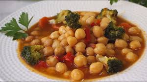 Cuando llega el frío, nada mejor que comer este exquisito cocido de garbanzos con pollo y verduras que hoy en unareceta.com te enseñaremos a cocinar. Garbanzos Con Verduras Muy Facil Y Saludable Youtube