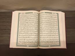 • ayat 1 sampai 3 diturunkan setelah terjadi peristiwa menyembelih hewan untuk pesta kemudian anya anak yatim yang meminta minta oleh kafir quraisy tersebut bukannya diberi. Bacaan Surat Al Maun Arab Latin Dan Keutamaannya Kumparan Com