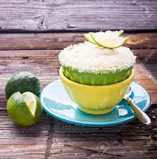 Ce petit geste de cuisine qui consiste à prélever la partie supérieure de la peau d'un agrume peut se révéler utile dans de nombreuses recettes. Petit Dejeuner Collation Sante Facile Maison Petit Gateau De Noix De Coco Tasse Avec Le Zeste De Lime Dans Des Bols Fractionnees Sur Un Fond En Bois Banque D Images Et Photos Libres De