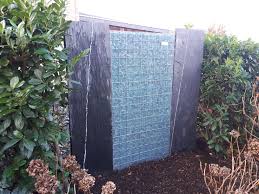 2 Schieferwande Mit Quarzeinschlussen Und Dazwischen Eine Splittgabione Inkl Glasfullung Aufgestellt Vielen Dank An D Steinwand Garten Gabionen Terrassenwand