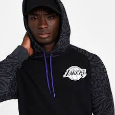 Buy los angeles lakers hoodie this hoodie is made to order, one by one printed so we can control the quality. Los Angeles Lakers Hoodie Mit Druckfeld Am Armel Schwarz New Era Cap