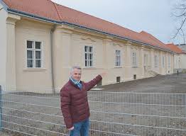 Neben alltagsmöbeln, sideboards, arztvitrinen, sesseln, stühlen, tischen oder lampen finden vintageliebhaberinnen ein besonderes sortiment an wohnaccessoires. Halbe Wohnungen Beim Abriss Flohmarkt