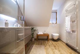 Kleine Badezimmer Mit Schragen Am Besten In Hellen Farben Halten Fugenlose Wandverspachtelungen Und Designbelag Fussbo Kleine Badezimmer Badezimmer Designbelag