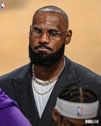 LeBron en el banco apoyando a sus compañeros 👑